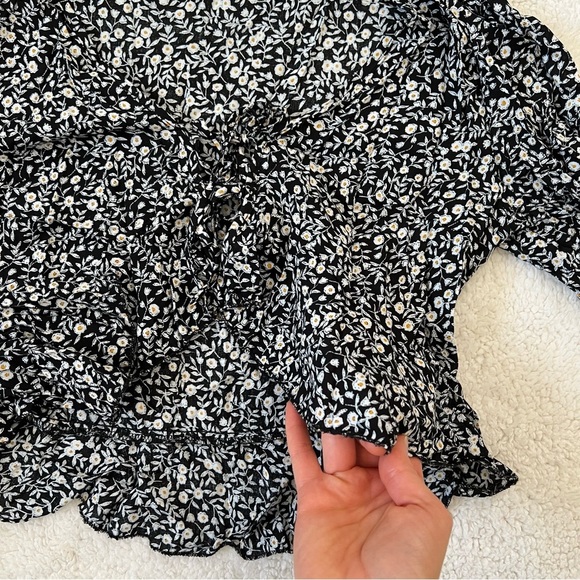 Tie Front Floral Top  Shein - Picture 5 of 7